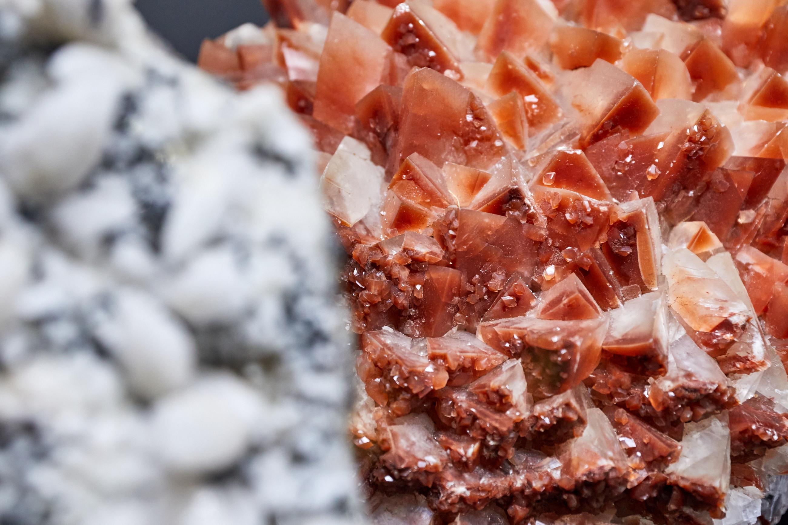 Kalcit červený, Calcite Chalcopyrite (Baia Sprie, Rumunsko)