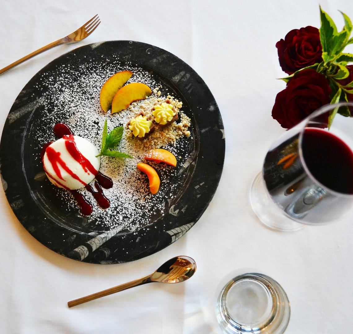Mineralienhotel Dining room dessert