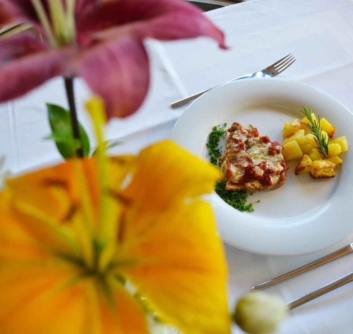 Mineralienhotel Dining room main course